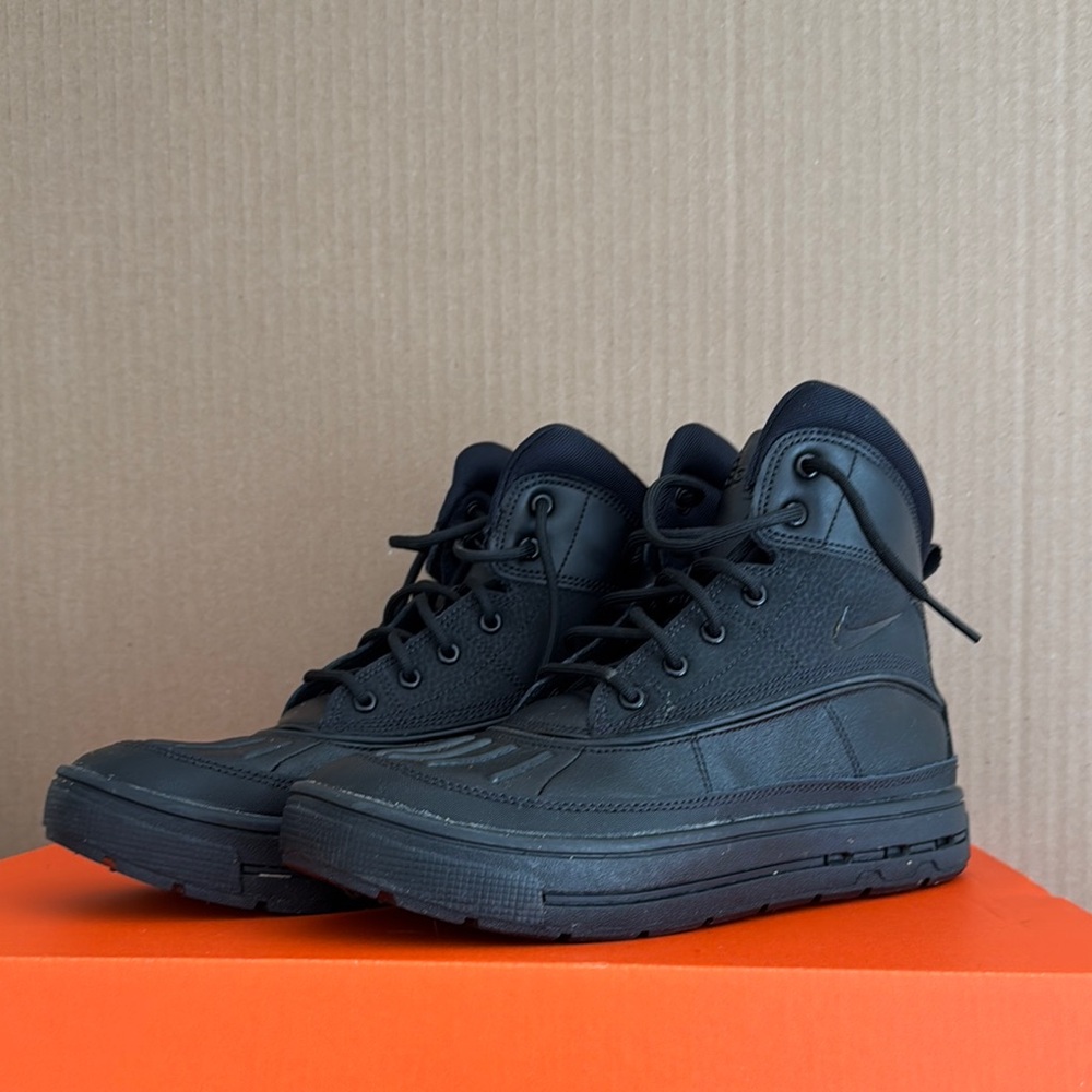 Nike Woodside Kids Black High-Top Boots